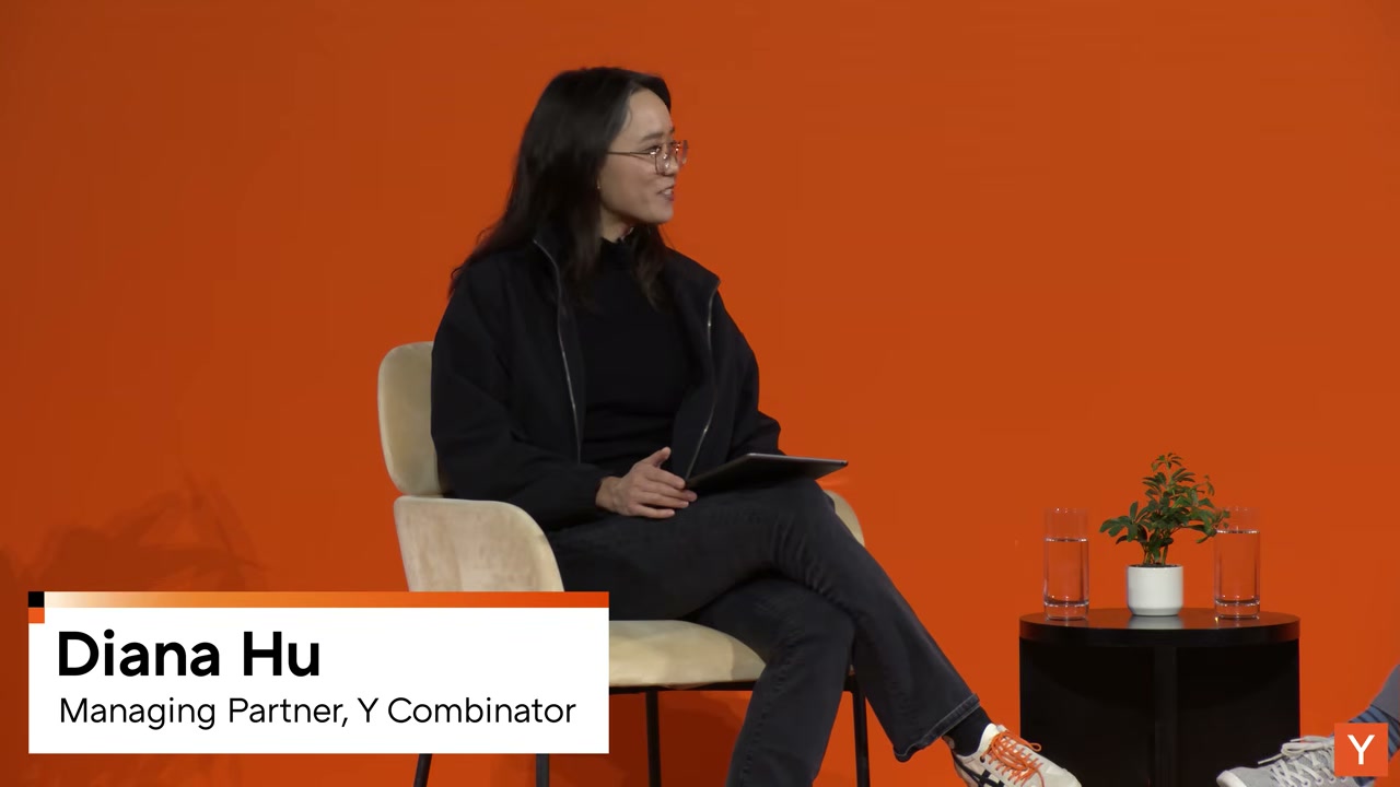 Y Combinator 무대에서 Jeff Dean이 57분 동안 AI 시스템, 하드웨어, 에이전트, 창업자의 문제 선택을 이야기하는 인터뷰 장면. 이 인터뷰는 “모델이 좋아진다”보다 “무엇을 루프로 만들 것인가”에 가깝다.