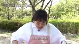 야외에서 아이들 눈높이에 맞춰 사진 찍는 민지 씨