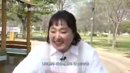 아파트 민원 때문에 조용히 운동회를 진행하는 장면